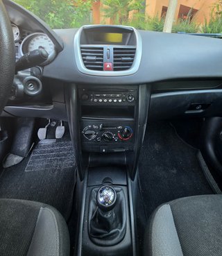 Peugeot 207 1.4 Petrol – 75 HP – 123,000 km