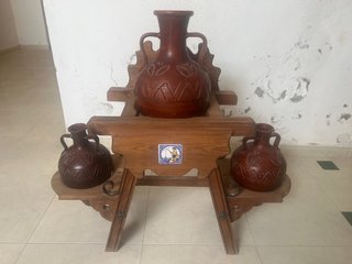 Cantarera de madera con 3 cántaros.