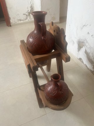 Cantarera de madera con 3 cántaros.