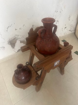 Cantarera de madera con 3 cántaros.