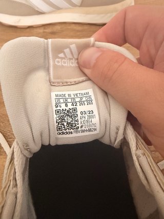 Zapatillas Adidas Beige y Blancas
