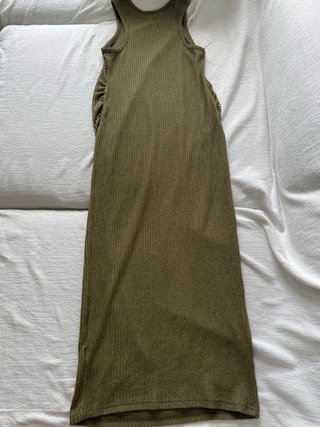 Vestido midi de canalé verde oliva premamá.