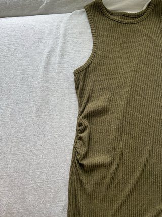 Vestido midi de canalé verde oliva premamá.