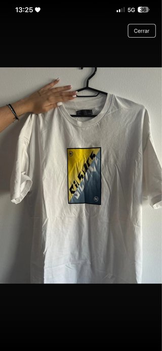 Camiseta Blanca con Diseño Gráfico