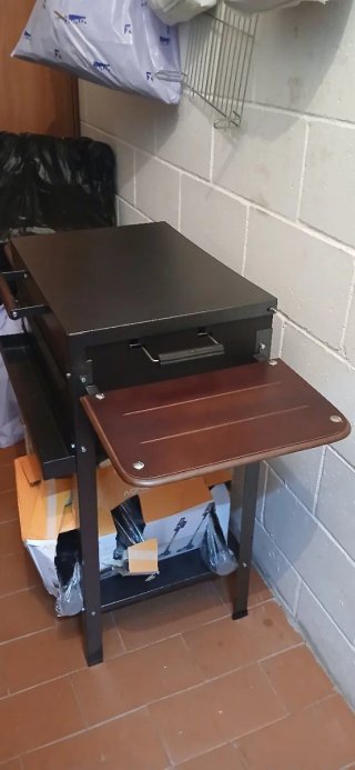 Barbacoa de carbón con mesa auxiliar y ruedas