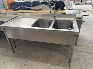 Fregadero industrial doble con grifo