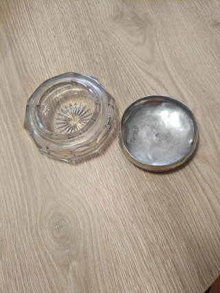 Tarro de tocador antiguo de cristal y metal