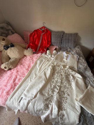 Traje de Novio Blanco con Bordados