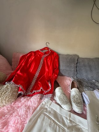 Traje de Novio Blanco con Bordados