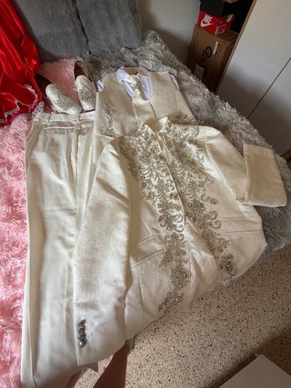 Traje de Novio Blanco con Bordados
