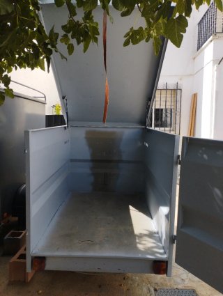 Remolque cerrado gris