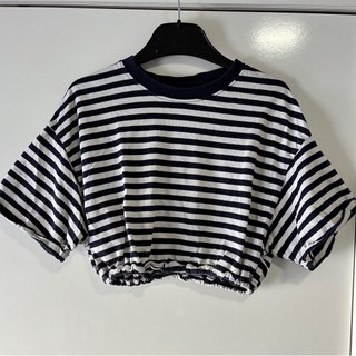 Camiseta de rayas blanca y azul