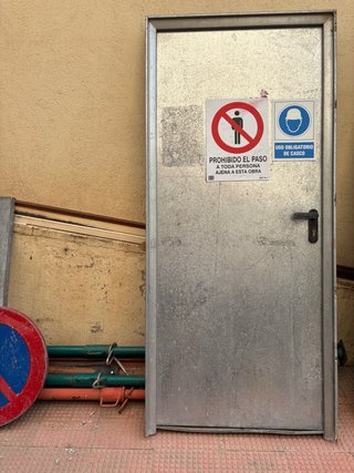 Puerta Metálica de Chapa Gris ,medidas: 200x90cm.
