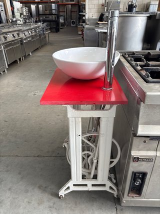 Lavamanos vintage sobre base de máquina de coser