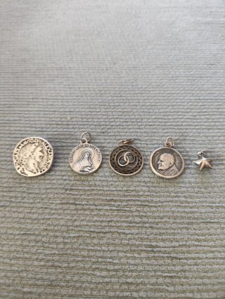 Lote de 4 Medallas y 1 Botón Antiguo