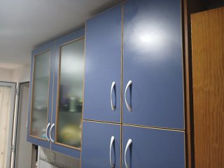 Cocina con muebles de madera nevera