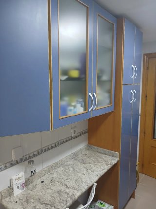 Cocina con muebles de madera nevera