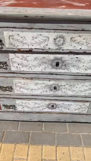 Cómoda Antigua de Madera Pintada a Mano