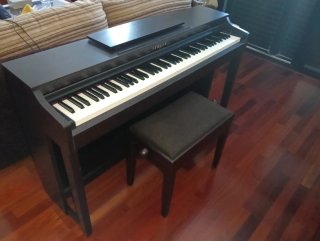 Piano Yamaha Clavinova CLP-525R + butaca
