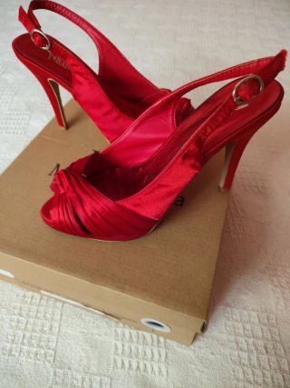 Zapatos de fiesta rojos de tacón