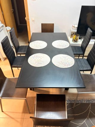 Mesa negra con 4 sillas