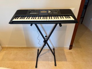 Teclado Yamaha con soporte