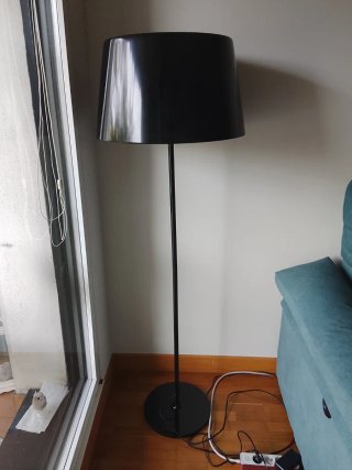 Lámpara de pie negra