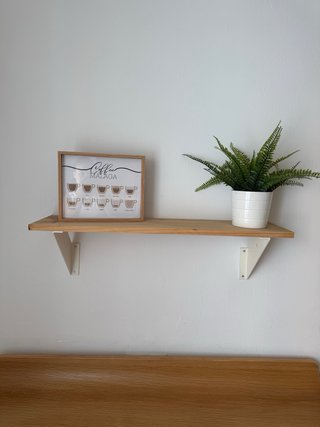 Estantería de madera con soportes