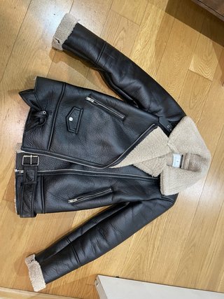 Cazadora polipiel y borreguito negra