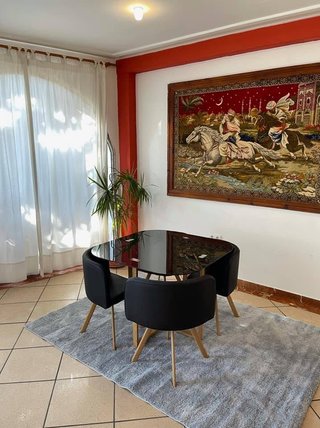 Mesa comedor negra y 4 sillones