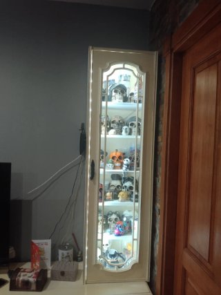 Mueble de salón de madera y cristal