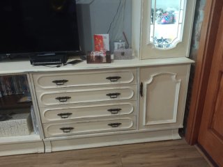 Mueble de salón de madera y cristal