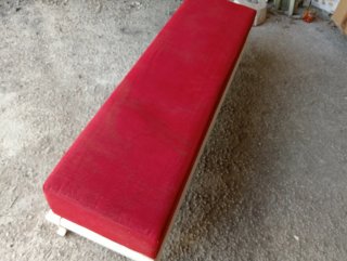 Banco Grande con Tapizado Rojo