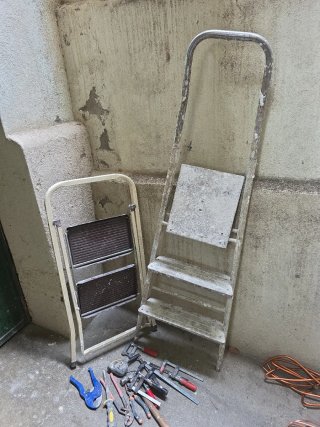 Escaleras y herramientas varias