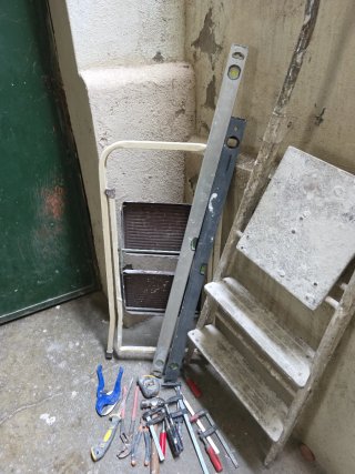 Escaleras y herramientas varias
