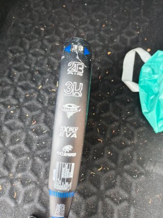 Pala de pádel negra y azul pequeño golpe
