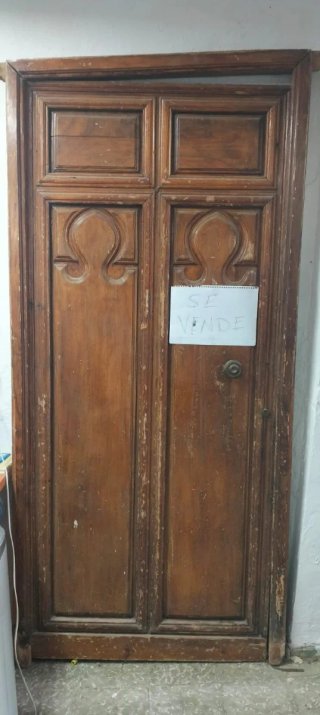 Puerta de madera de nogal