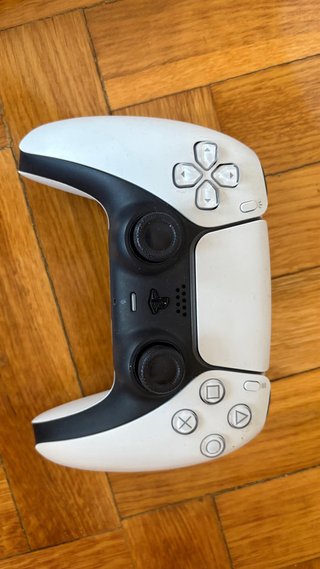 PlayStation 5 (PS5) con 2 mandos