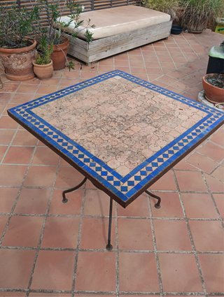 Mesa de mosaico de cerámica y metal