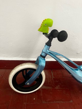 Bici de equilibrio azul para niños