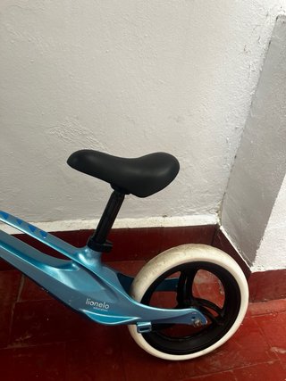 Bici de equilibrio azul para niños