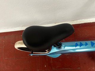 Bici de equilibrio azul para niños