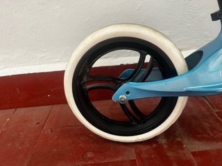 Bici de equilibrio azul para niños