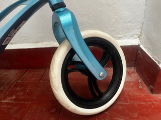 Bici de equilibrio azul para niños