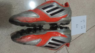 Zapatillas de fútbol plateadas y rojas