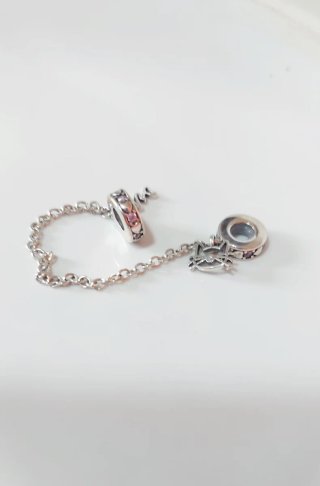 Charm de gato con cadena de seguridad