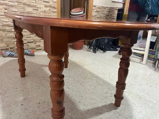 Mesa ovalada de Madera Maciza con Tapa de Cristal