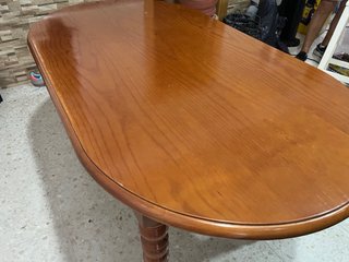 Mesa ovalada de Madera Maciza con Tapa de Cristal