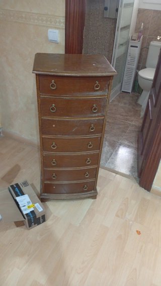 Cómoda antigua de madera