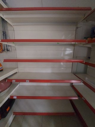 Estanterías metálicas blancas y rojas